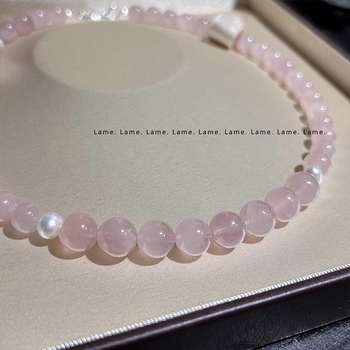 Κολιέ με κρύσταλλο χαλαζία και μαργαριταριών λεπτομέρειες, ασήμι 925, κυκλοφορία άνοιξη 2025