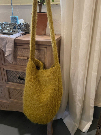 Ženska crossbody torbica od pliša, gradski minimalistički stil, vertikalni kvadratni oblik, magnetsko zatvaranje, jedna naramenica, podstava od poliestera