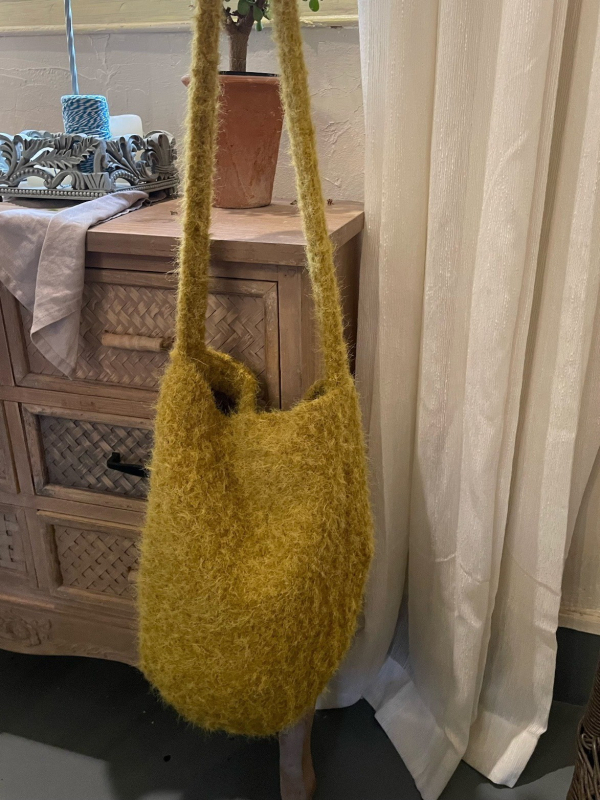 Ženska crossbody torbica od pliša, gradski minimalistički stil, vertikalni kvadratni oblik, magnetsko zatvaranje, jedna naramenica, podstava od poliestera