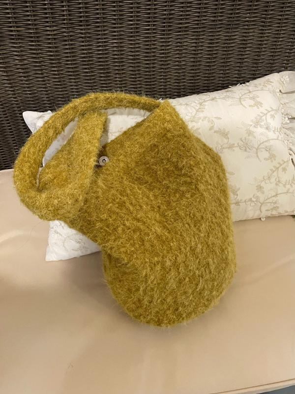 Ženska crossbody torbica od pliša, gradski minimalistički stil, vertikalni kvadratni oblik, magnetsko zatvaranje, jedna naramenica, podstava od poliestera