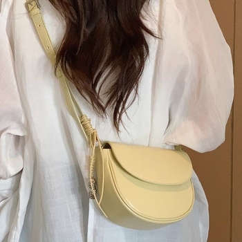 Geantă tip Șa din PU piele, formă semicerc, închidere cu cataramă magnetică, buzunar interior cu fermoar ascuns