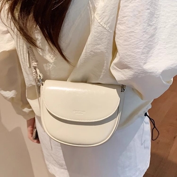 Geantă tip Șa din PU piele, formă semicerc, închidere cu cataramă magnetică, buzunar interior cu fermoar ascuns