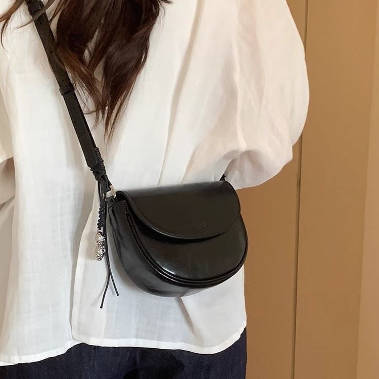 Geantă tip Șa din PU piele, formă semicerc, închidere cu cataramă magnetică, buzunar interior cu fermoar ascuns