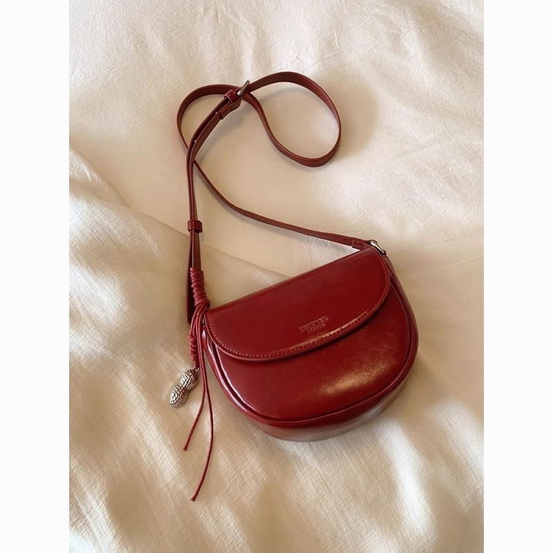 Geantă tip Șa din PU piele, formă semicerc, închidere cu cataramă magnetică, buzunar interior cu fermoar ascuns