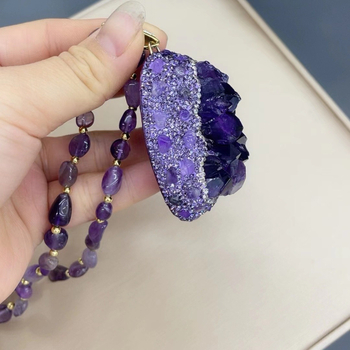 Náhrdelník s prírodným ametistom, vsadené české diamanty, hadie kože vzor, geometrický tvar, bambusový reťaz, hmotnosť 79 g