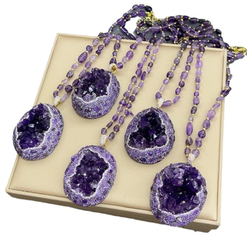 Náhrdelník s prírodným ametistom, vsadené české diamanty, hadie kože vzor, geometrický tvar, bambusový reťaz, hmotnosť 79 g