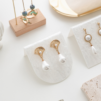 Акрилна поставка за обици за витрина — нордичен стил, горещо огъване, облачен узор, еднослойна конструкция