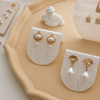 Акрилна поставка за обици за витрина — нордичен стил, горещо огъване, облачен узор, еднослойна конструкция