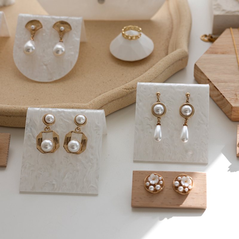 Акрилна поставка за обици за витрина — нордичен стил, горещо огъване, облачен узор, еднослойна конструкция