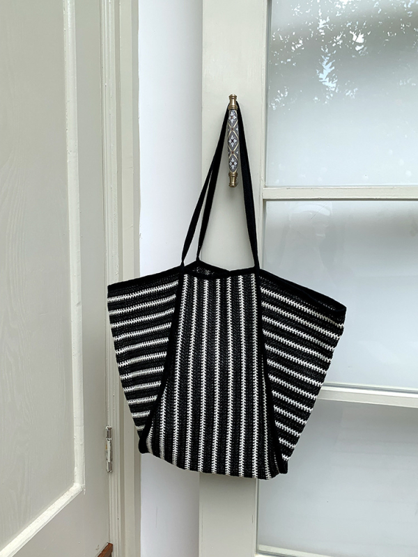 Szalmából készült válltáska – városi egyszerű stílus, dumpling alak, nyitott felső, belső zseb, dupla pánt