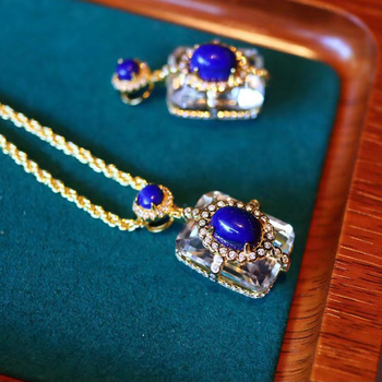 Négyzet alakú medálos nyaklánc lazurit és kristály, ezüst 925-ös bevonattal aranyozva, eredeti tervezés, retro stílus irodalom és művészet