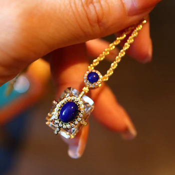 Négyzet alakú medálos nyaklánc lazurit és kristály, ezüst 925-ös bevonattal aranyozva, eredeti tervezés, retro stílus irodalom és művészet