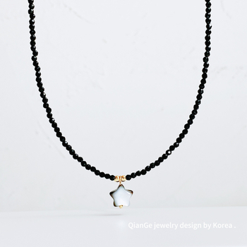 Kristály- és kagyló gyöngyös nyaklánc, ötágú csillag medállal, golyós lánccal, elektropolírozott bevonattal, könnyű luxus stílus