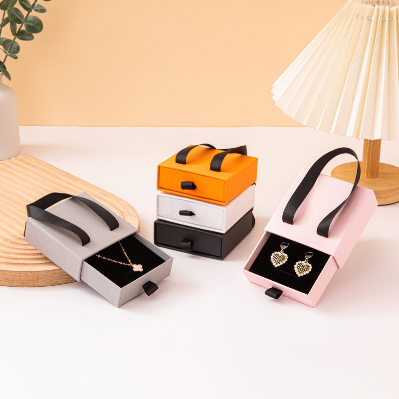 Hordozható ékszerdoboz logó testreszabással – papír/karton anyagú, ékszerek csomagolására szolgáló doboz, Yiwu, Kína