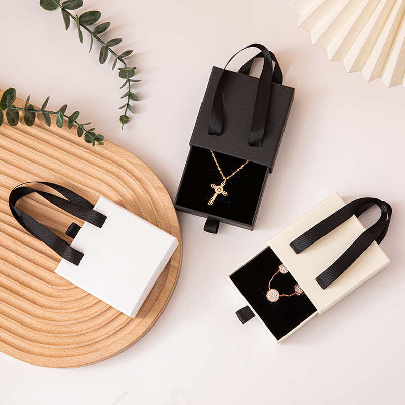 Hordozható ékszerdoboz logó testreszabással – papír/karton anyagú, ékszerek csomagolására szolgáló doboz, Yiwu, Kína