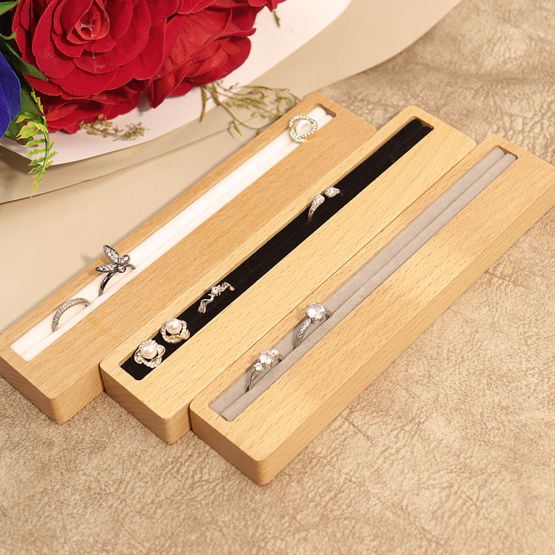 Auskaru displeja paliktnis – masīvs koks, iepakojuma kārbiņa, zīmols RMOHYG, juvelierizstrādājumu iepakojums