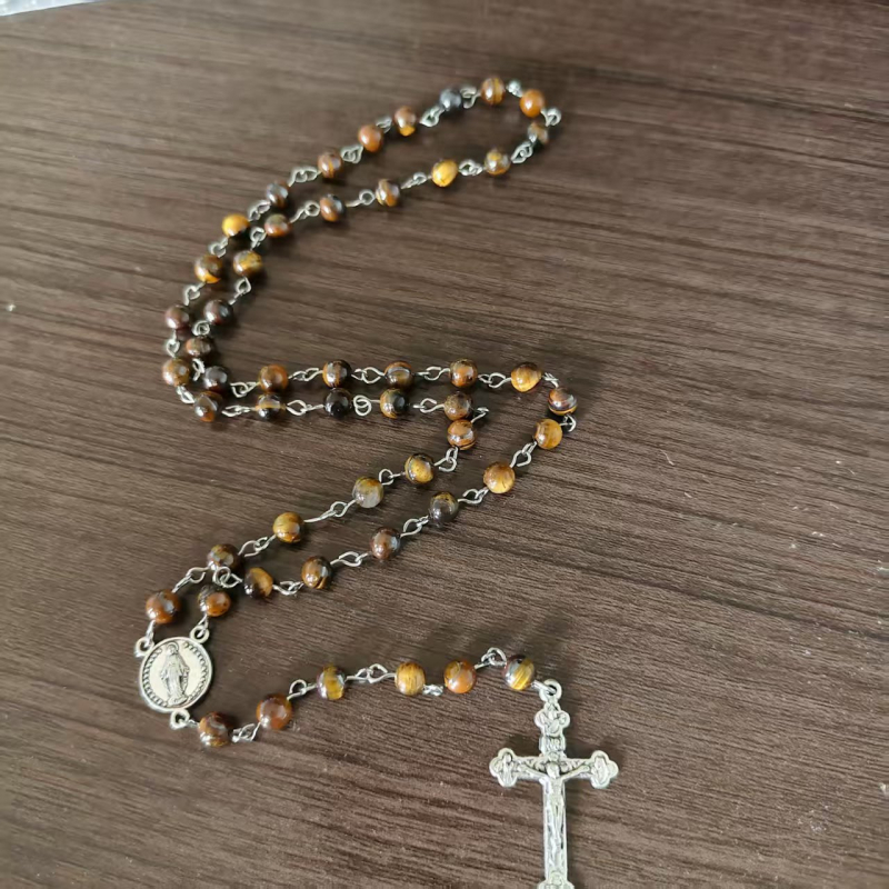 Tigraszemes nyaklánc, elektroplazált medállal, kézzel gyöngyölt lánccal, uniszex