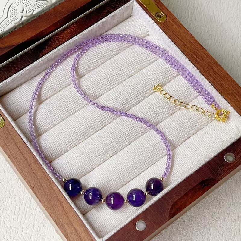 Κολιέ με χάντρες αμέθυστου, φρέσκο και καθαρό αισθητικό στυλ, πλευρικοί λίθοι από αμέθυστο, ατομικά συσκευασμένο