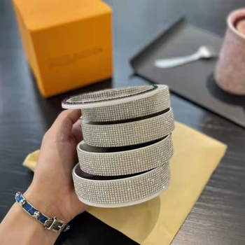 Cutie pentru bijuterii cu patru niveluri rotative și oglindă, spațiu pentru coliere și brățări, material ABS, construcție rigidă, personalizare disponibilă, specificații 10/10