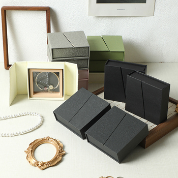 Divkāršā atvēruma juvelierizstrādājumu dāvanu kārba – papīra/kartona kārba, juvelierizstrādājumu iepakojums, pārdošanas/terminālais iepakojums, pielāgota zīmols