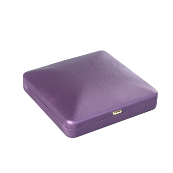 Juvelierizstrādājumu demonstrācijas kastīte – vintage kronis ar sprādzei, metāla korpuss ar PU ādu un flaneles iekšpusi, iepakojums riņķiem un kaklarāmām