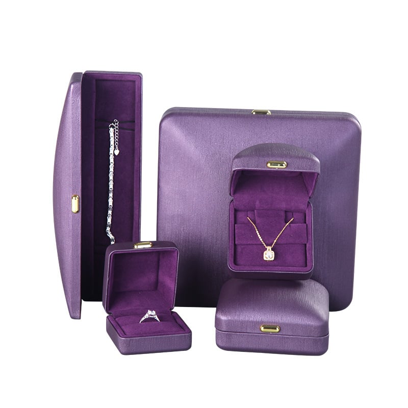 Juvelierizstrādājumu demonstrācijas kastīte – vintage kronis ar sprādzei, metāla korpuss ar PU ādu un flaneles iekšpusi, iepakojums riņķiem un kaklarāmām