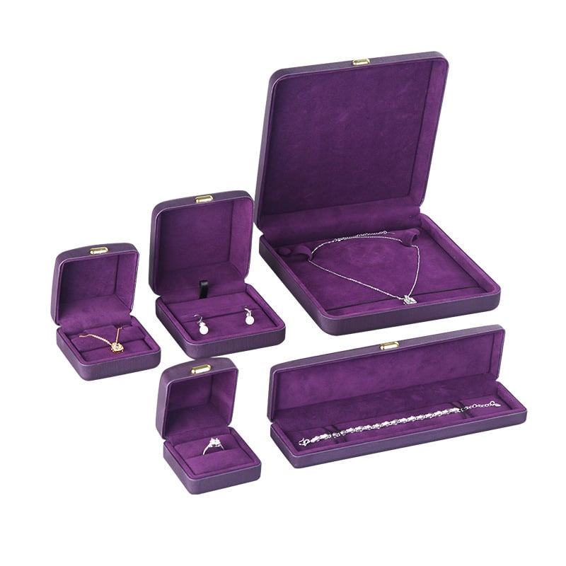 Juvelierizstrādājumu demonstrācijas kastīte – vintage kronis ar sprādzei, metāla korpuss ar PU ādu un flaneles iekšpusi, iepakojums riņķiem un kaklarāmām