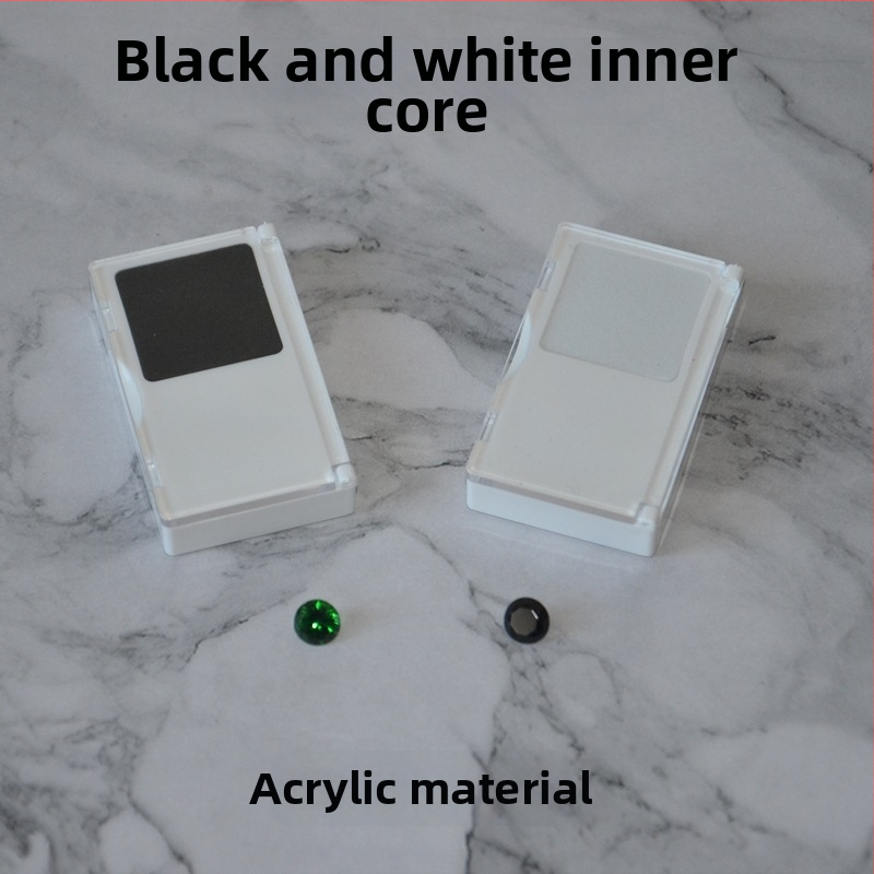 Neapstrādātu akmeņu uzglabāšanas un izstādes kārba — kompozitmateriāls; iepakojuma maisiņš; juvelierizstrādājumu iepakojums; tirdzniecības iepakojums