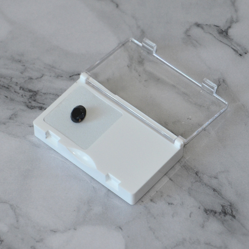 Neapstrādātu akmeņu uzglabāšanas un izstādes kārba — kompozitmateriāls; iepakojuma maisiņš; juvelierizstrādājumu iepakojums; tirdzniecības iepakojums