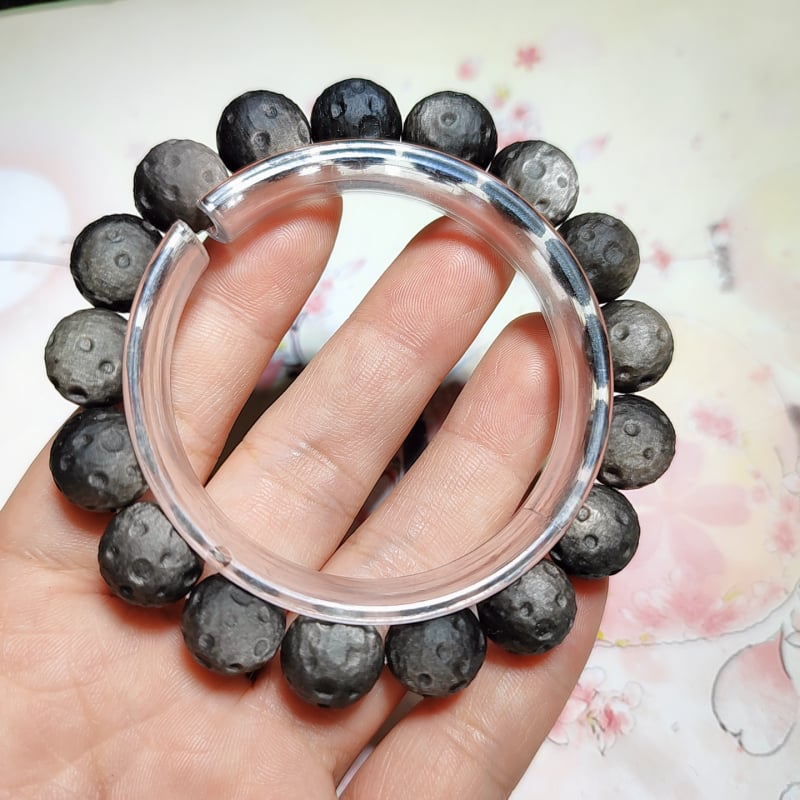 Narukvica od srebrnog obsidijana s motivima planeta i meteora, polirana površina, unisex svakodnevni stil