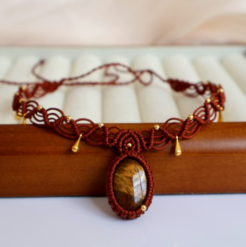 Nyaklánc tigrislátóval - kézzel készített boho stílusban, viasz zsinór lánc, medál: tigrislátó, egyrétegű, súly: 9 g (Anyag: tigrislátó; Medál: tigrislátó; Lánc: viasz zsinór; Réteg: egyrétegű; Tömeg: 9 g)