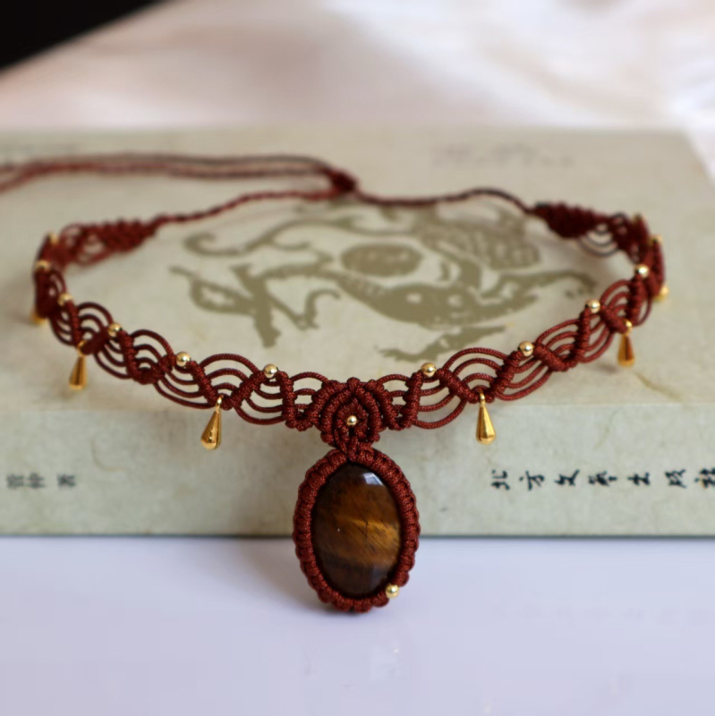 Nyaklánc tigrislátóval - kézzel készített boho stílusban, viasz zsinór lánc, medál: tigrislátó, egyrétegű, súly: 9 g (Anyag: tigrislátó; Medál: tigrislátó; Lánc: viasz zsinór; Réteg: egyrétegű; Tömeg: 9 g)