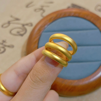 Egyszerű körgyűrű ősi aranyból, nikkelezett díszítéssel, geometriai forma, elektroplatálás