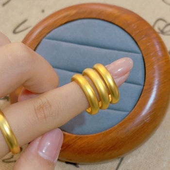 Egyszerű körgyűrű ősi aranyból, nikkelezett díszítéssel, geometriai forma, elektroplatálás