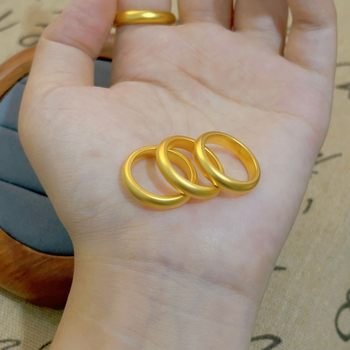 Egyszerű körgyűrű ősi aranyból, nikkelezett díszítéssel, geometriai forma, elektroplatálás