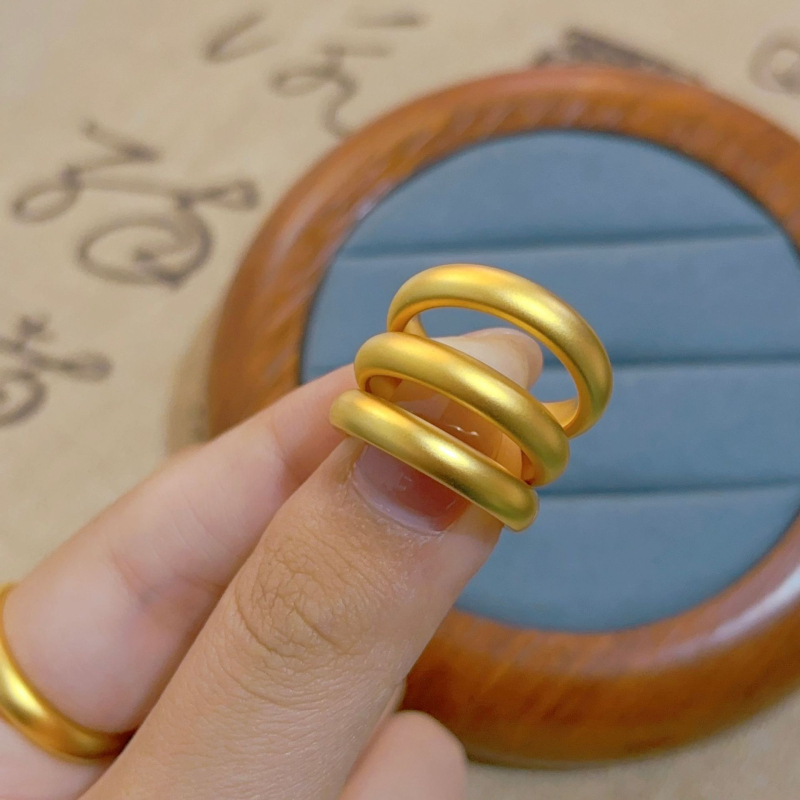 Egyszerű körgyűrű ősi aranyból, nikkelezett díszítéssel, geometriai forma, elektroplatálás