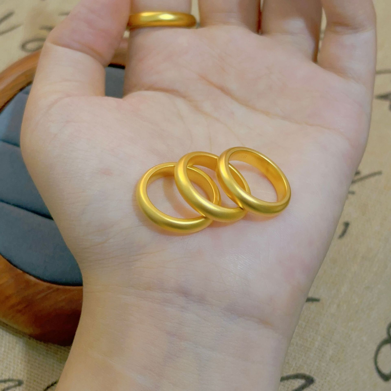 Egyszerű körgyűrű ősi aranyból, nikkelezett díszítéssel, geometriai forma, elektroplatálás