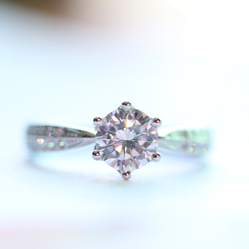 Női gyűrű fehér rézből, hat karomú beállítás, 1 karátos cirkónia imitáció, természetes stílus