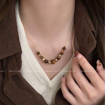 Nyaklánc műgyöngyökkel, gyöngyházmedállal, kígyó lánccal, többsoros, geometriai dizájn