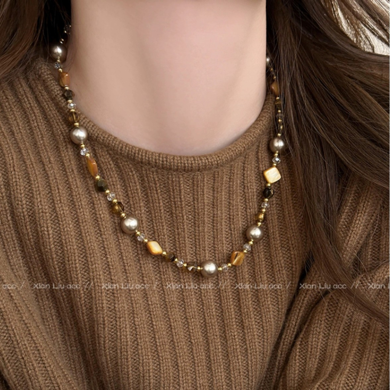 Nyaklánc műgyöngyökkel, gyöngyházmedállal, kígyó lánccal, többsoros, geometriai dizájn