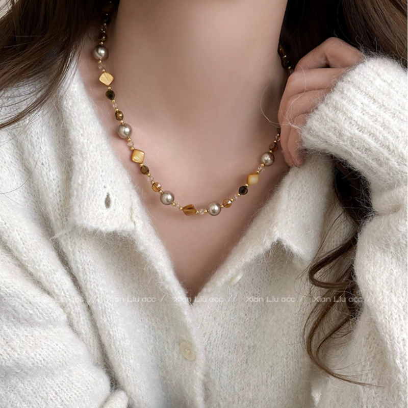 Nyaklánc műgyöngyökkel, gyöngyházmedállal, kígyó lánccal, többsoros, geometriai dizájn