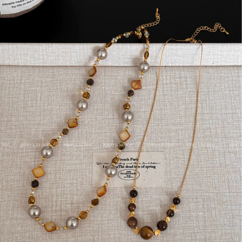 Nyaklánc műgyöngyökkel, gyöngyházmedállal, kígyó lánccal, többsoros, geometriai dizájn