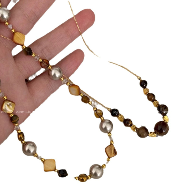 Nyaklánc műgyöngyökkel, gyöngyházmedállal, kígyó lánccal, többsoros, geometriai dizájn