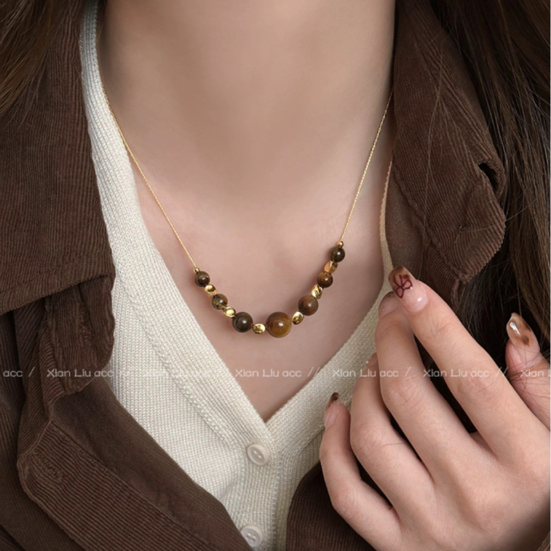 Nyaklánc műgyöngyökkel, gyöngyházmedállal, kígyó lánccal, többsoros, geometriai dizájn