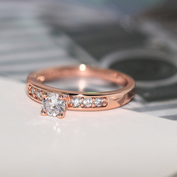 LAMOON réz gyűrű geometrikai dizájnnal, cirkóniával, aranyozott mesterséges kövek