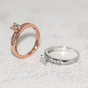 LAMOON réz gyűrű geometrikai dizájnnal, cirkóniával, aranyozott mesterséges kövek