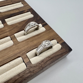 Postavka prstena s bakrenim premazom i ugradom jadea 4x6 mm, minimalistički geometrijski stil, elektroplatirani završni sloj