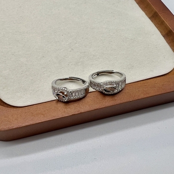 Postavka prstena s bakrenim premazom i ugradom jadea 4x6 mm, minimalistički geometrijski stil, elektroplatirani završni sloj