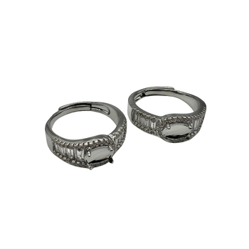 Postavka prstena s bakrenim premazom i ugradom jadea 4x6 mm, minimalistički geometrijski stil, elektroplatirani završni sloj