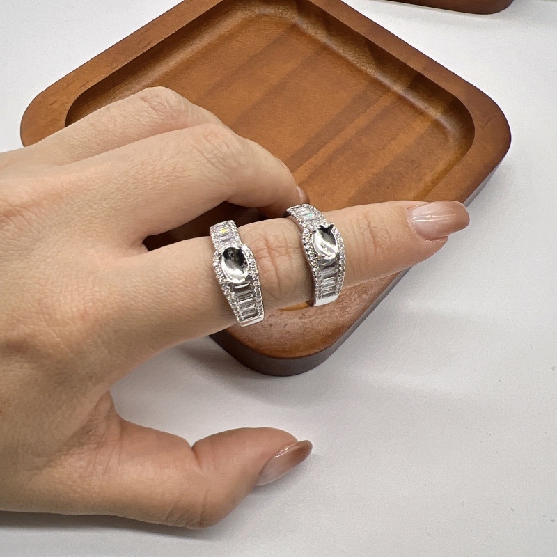 Postavka prstena s bakrenim premazom i ugradom jadea 4x6 mm, minimalistički geometrijski stil, elektroplatirani završni sloj